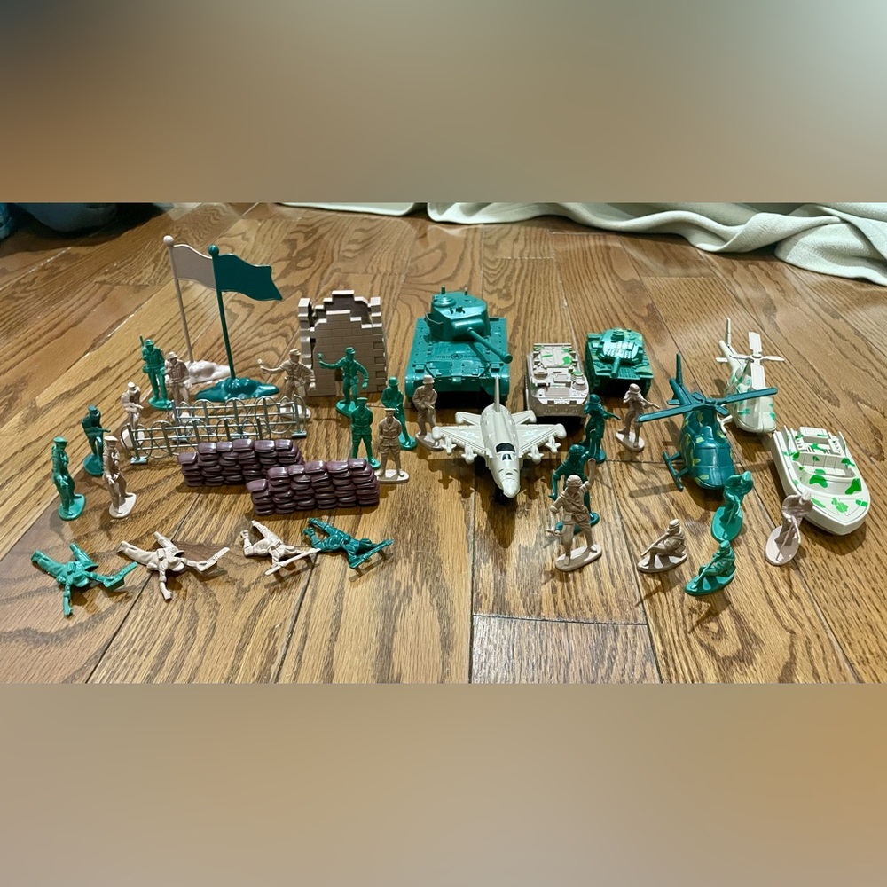 Military action figure set by Fun Little Toys- 190+ pieces